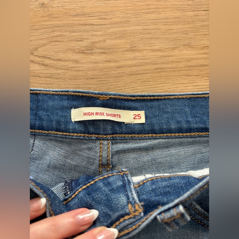 Levi’s High Rise Shorts - Picture 4 of 6